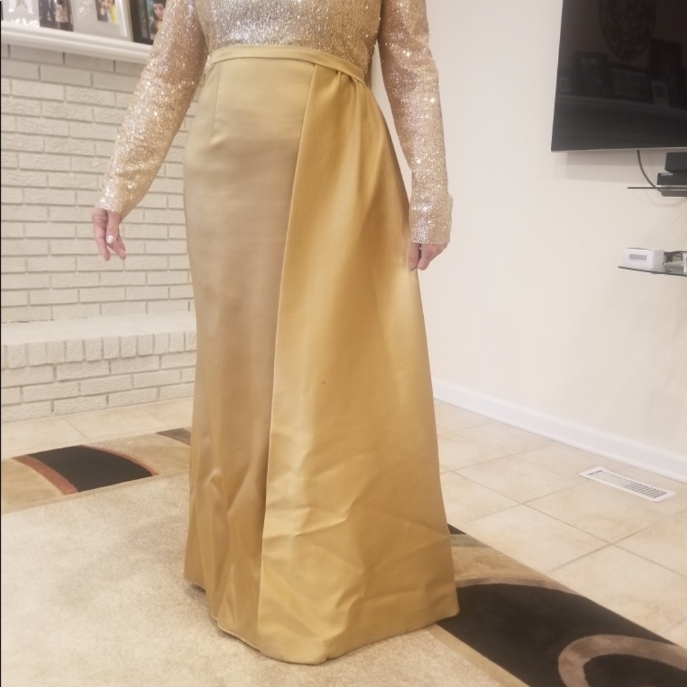 Gorgeous evening dress .